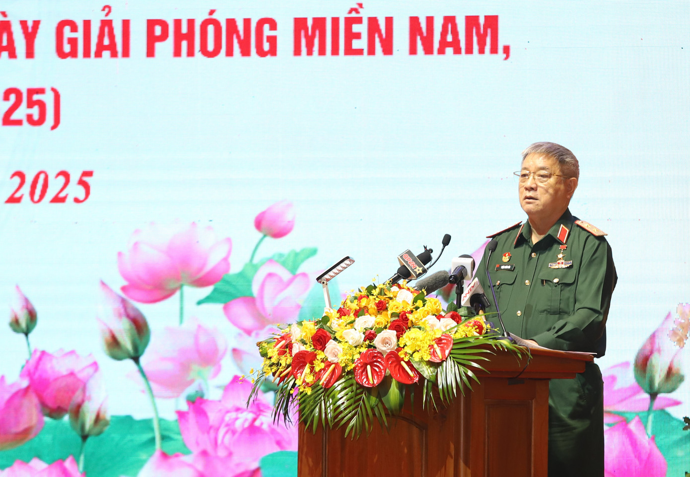 Tại buổi gặp mặt, các đại biểu đã chia sẻ kỷ niệm những ngày chiến đấu hào hùng để cùng làm nên chiến thắng vẻ vang của dân tộc. Tại buổi gặp mặt, các đại biểu đã chia sẻ kỷ niệm những ngày chiến đấu hào hùng để cùng làm nên chiến thắng vẻ vang của dân tộc.