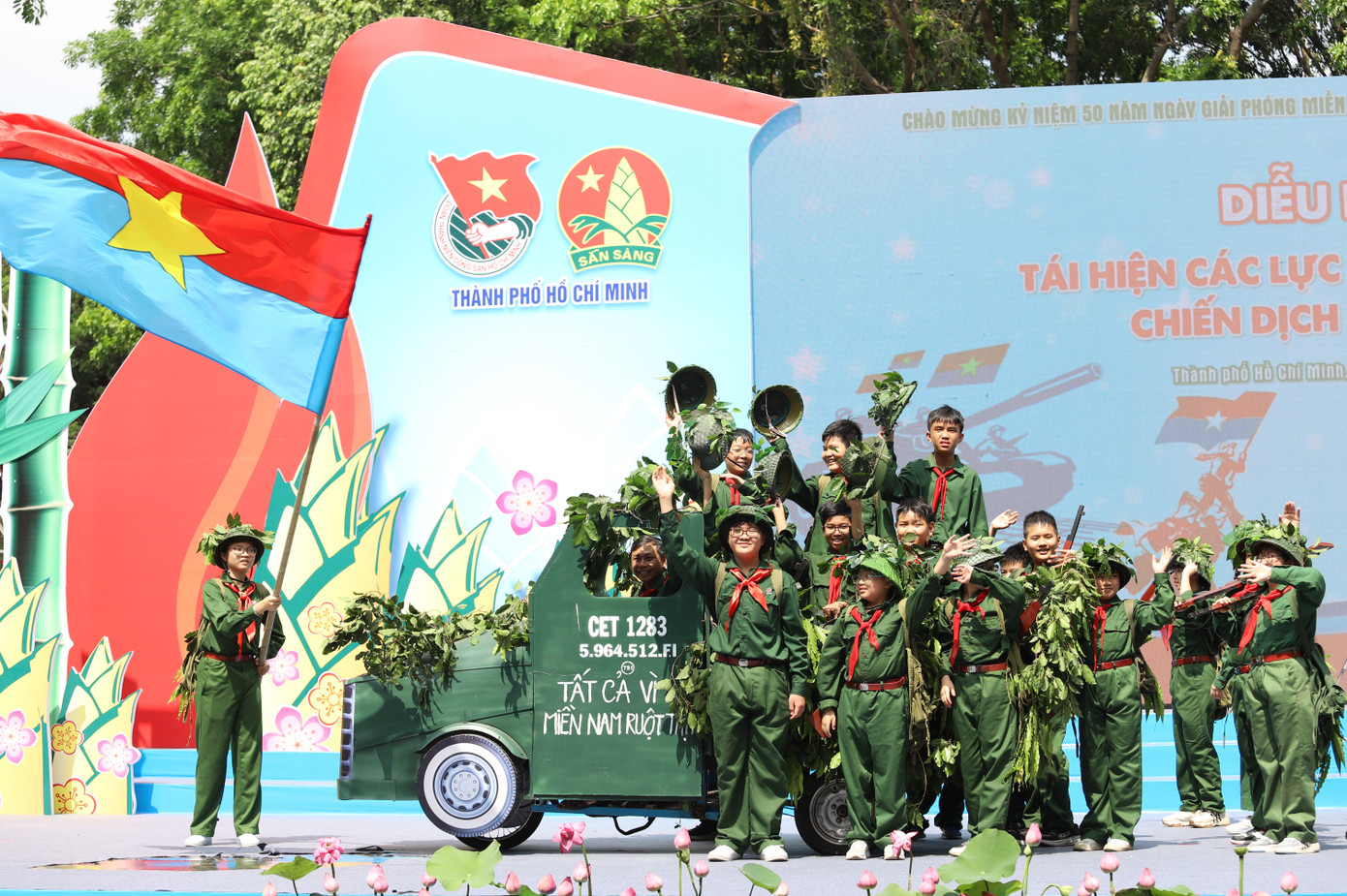 Hình ảnh đoàn xe băng rừng, vượt suối, xuyên qua bom đạn vận chuyển vũ khí, đạn dược, lực lượng tiếp viện cho chiến trường miền Nam với tinh thần: “Tất cả cho miền Nam, tất cả để đánh thắng giặc Mỹ xâm lược”.