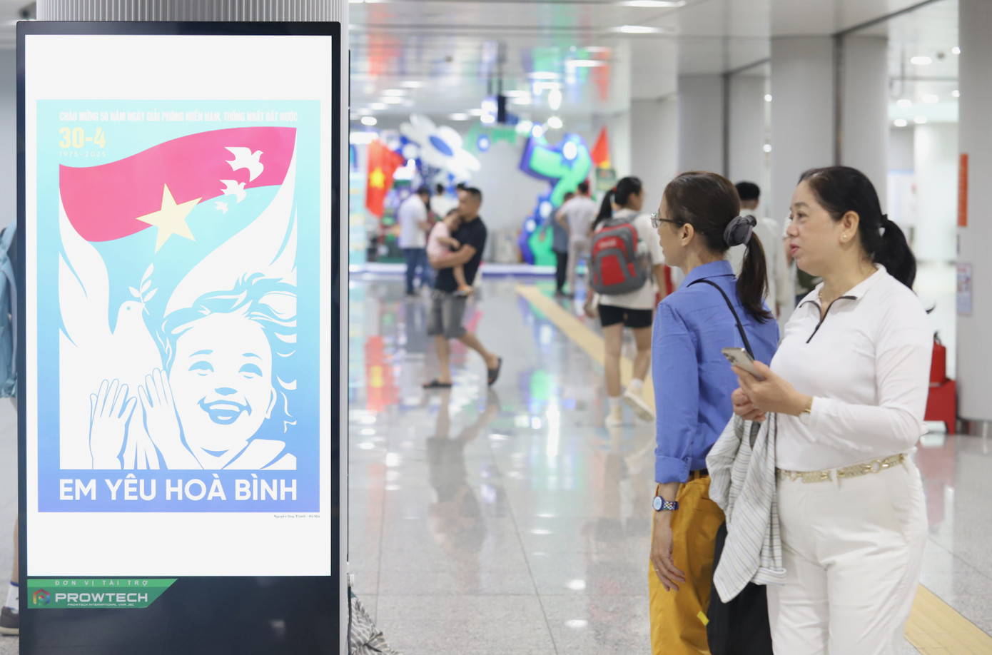 Ngày thứ hai của kỳ nghỉ lễ trọng 30/4 - 1/5, người dân tại TPHCM đã chọn phương tiện tàu điện của tuyến metro số 1 (Bến Thành - Suối Tiên) để đi thăm thú, vui chơi.