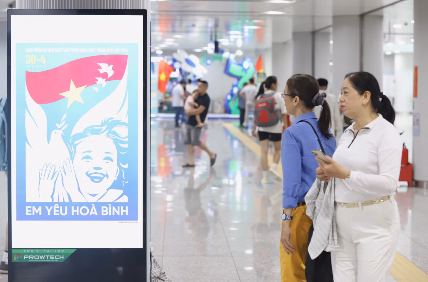 Ngày thứ hai của kỳ nghỉ lễ trọng 30/4 - 1/5, người dân tại TPHCM đã chọn phương tiện tàu điện của tuyến metro số 1 (Bến Thành - Suối Tiên) để đi thăm thú, vui chơi.