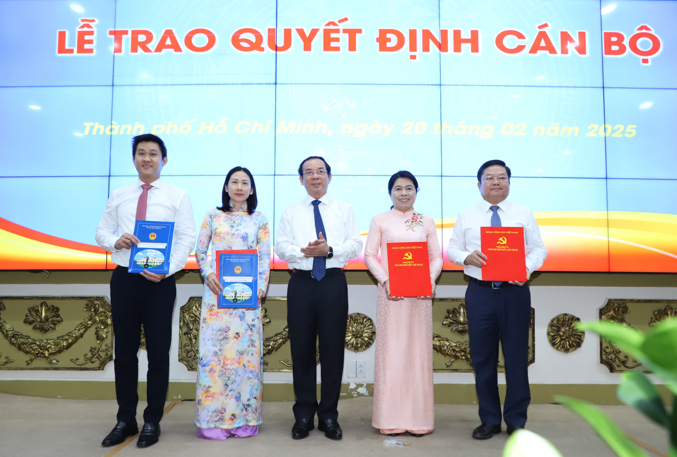 Bí thư Thành ủy TPHCM Nguyễn Văn Nên trao quyết định cho bà Nguyễn Trần Phượng Trân (thứ hai từ phải qua), bà Phạm Thị Thanh Hiền (thứ hai từ trái qua), ông Hứa Quốc Hưng (bìa trái) và ông Lê Văn Thinh (bìa phải). Ảnh: Ngô Tùng Bí thư Thành ủy TPHCM Nguyễn Văn Nên trao quyết định cho bà Nguyễn Trần Phượng Trân (thứ hai từ phải qua), bà Phạm Thị Thanh Hiền (thứ hai từ trái qua), ông Hứa Quốc Hưng (bìa trái) và ông Lê Văn Thinh (bìa phải). Ảnh: Ngô Tùng