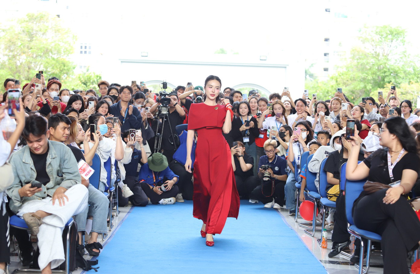 Á hậu Hạnh Nguyên mong muốn sau chương trình hôm nay, bản thân cô cũng như tất cả các bạn sinh viên sẽ tích cực rèn luyện để có thể chất thật tốt và tham gia trong những ngày hội ý nghĩa như Chủ Nhật Đỏ. Sau phần chia sẻ, hai nghệ sĩ đã thị phạm màn catwalk chuyên nghiệp để các bạn sinh viên cùng thử sức.