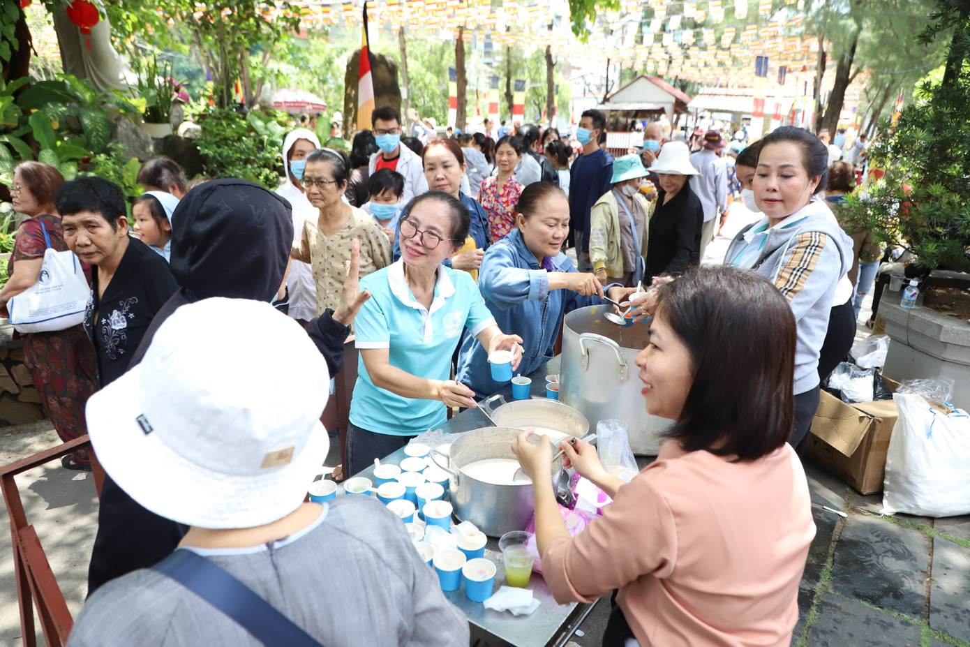 Trong ngày kỷ niệm sự kiện Đức Phật đản sinh, ngôi chùa rộng lớn này còn tổ chức không gian ẩm thực chay để phục vụ tất cả người dân đi chùa.