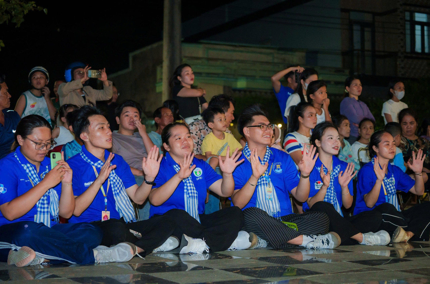 Bạn trẻ cùng lưu lại những kỷ niệm đẹp của một mùa hè tình nguyện sôi nổi, nhiệt huyết. Bạn trẻ cùng lưu lại những kỷ niệm đẹp của một mùa hè tình nguyện sôi nổi, nhiệt huyết.