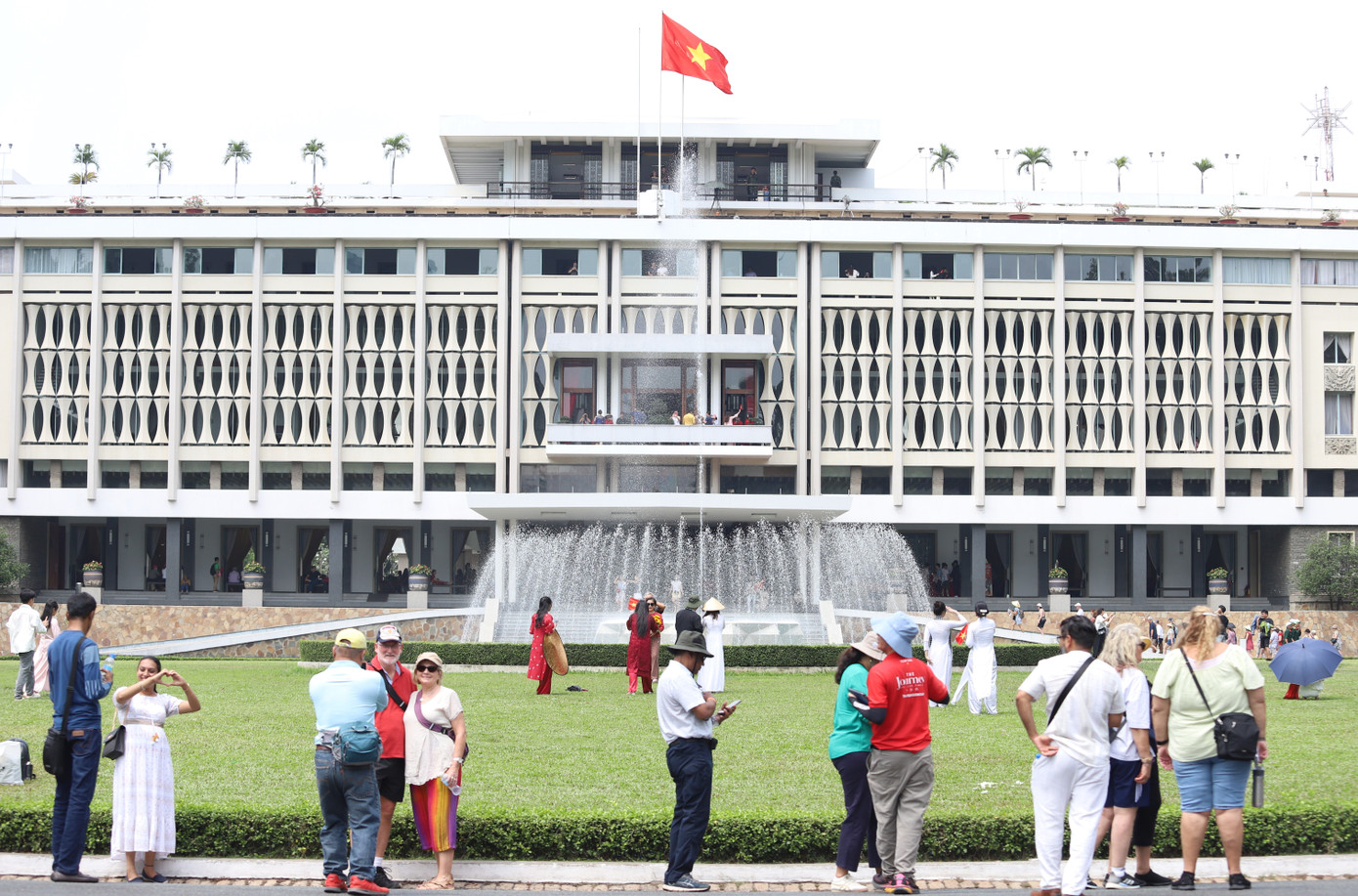 Trong những ngày tháng 4 này, rất nhiều người dân khắp cả nước đã đến tham quan Dinh Độc Lập (quận 1, TPHCM), nơi ngày 30/4 của 50 năm trước đã ghi dấu son lịch sử toàn thắng của Chiến dịch Hồ Chí Minh và thống nhất đất nước.