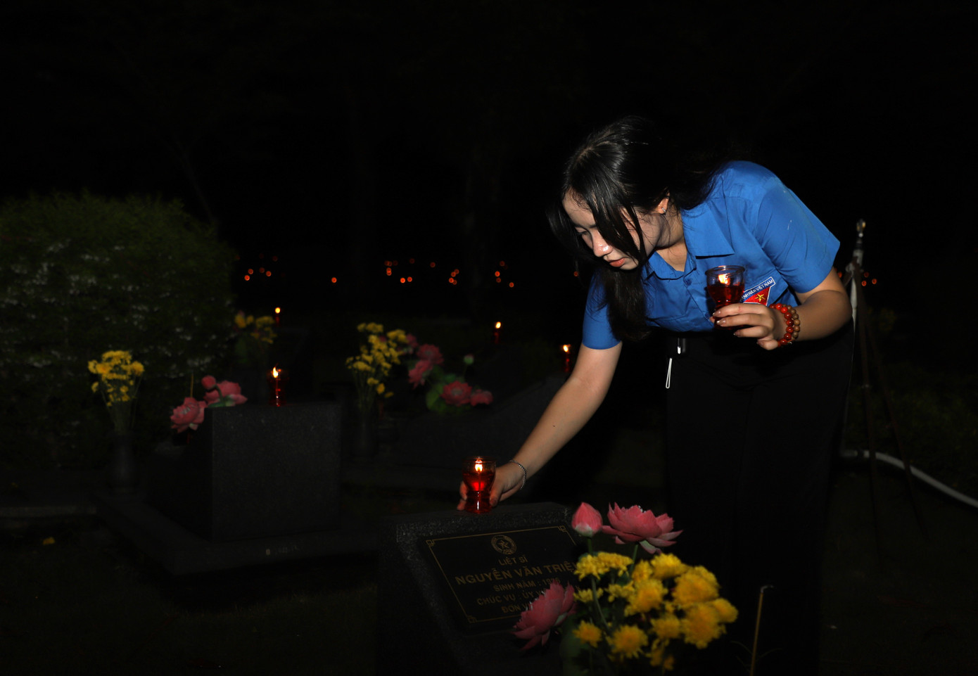 Tuổi trẻ mãi mãi ghi nhớ công ơn của các bậc tiền bối cách mạng và nguyện sống xứng đáng với sự hy sinh của các thế hệ đi trước. Tuổi trẻ mãi mãi ghi nhớ công ơn của các bậc tiền bối cách mạng và nguyện sống xứng đáng với sự hy sinh của các thế hệ đi trước.