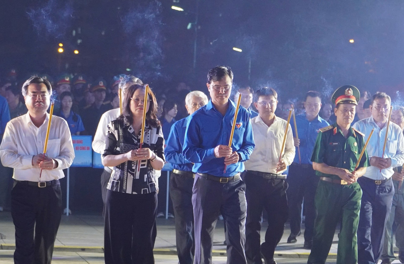 Bí thư thứ nhất T.Ư Đoàn Bùi Quang Huy cùng các đại biểu dâng hương tưởng nhớ công ơn to lớn của các thế hệ cha anh. Ảnh: Văn Tiệp Bí thư thứ nhất T.Ư Đoàn Bùi Quang Huy cùng các đại biểu dâng hương tưởng nhớ công ơn to lớn của các thế hệ cha anh. Ảnh: Văn Tiệp