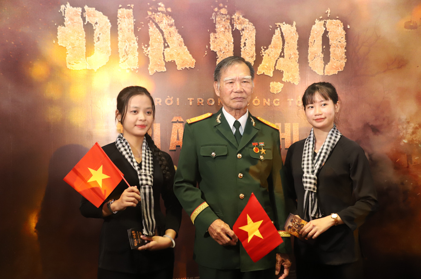 Anh hùng Tô Văn Đực với các bạn trẻ đến xem phim. Anh hùng Tô Văn Đực với các bạn trẻ đến xem phim.