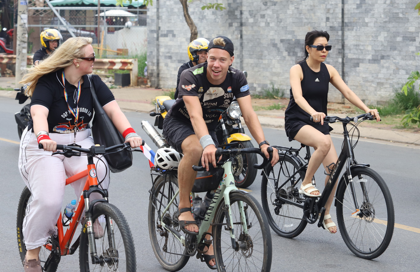 Sven Broekhuizen trò chuyện cùng những người hâm mộ trong quá trình đạp xe.