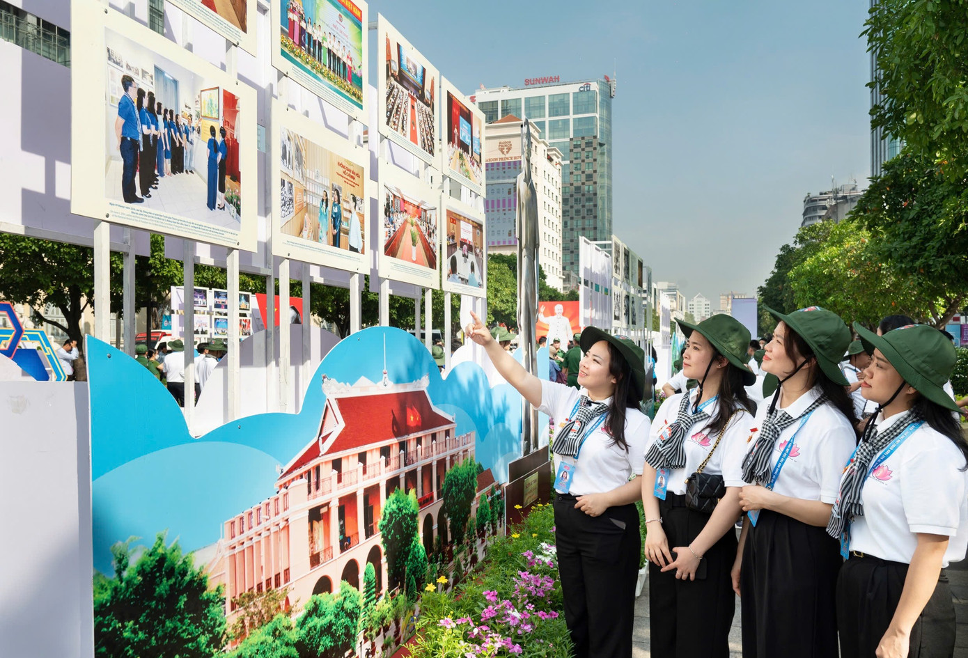 Đại biểu Thanh niên tiên tiến làm theo lời Bác toàn quốc năm 2025 xem hình ảnh triển lãm. Đại biểu Thanh niên tiên tiến làm theo lời Bác toàn quốc năm 2025 xem hình ảnh triển lãm.