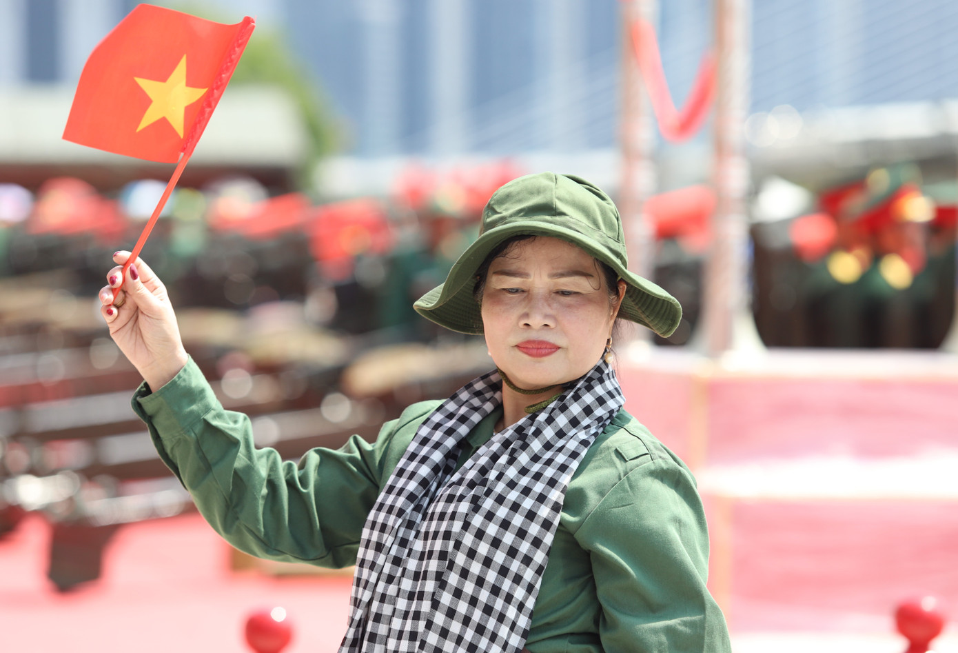 Bà con nhân dân đến ghi lại hình ảnh kỷ niệm cùng các khẩu pháo.