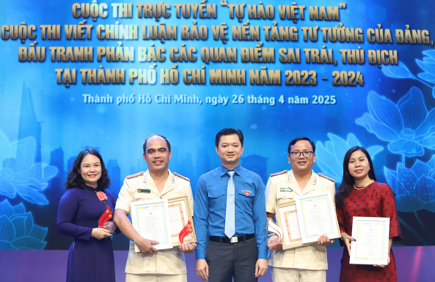 Anh Nguyễn Minh Triết cùng các tác giả đạt giải thưởng cuộc thi viết chính luận.