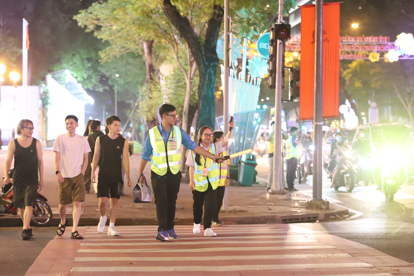 Sự góp mặt của các chiến sĩ áo xanh giúp người đi đường tham gia giao thông trật tự, an toàn, quy củ hơn.