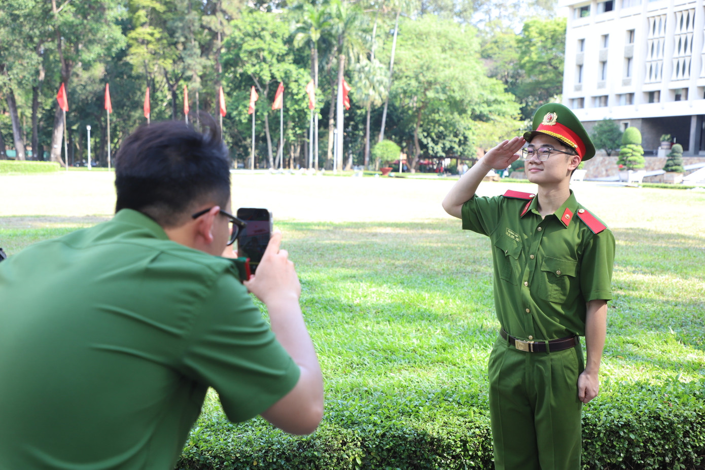 Người trẻ phấn khởi hòa vào những ngày cả nước hân hoan trước dấu mốc trọng đại của đất nước, của TPHCM - Thành phố Anh hùng.