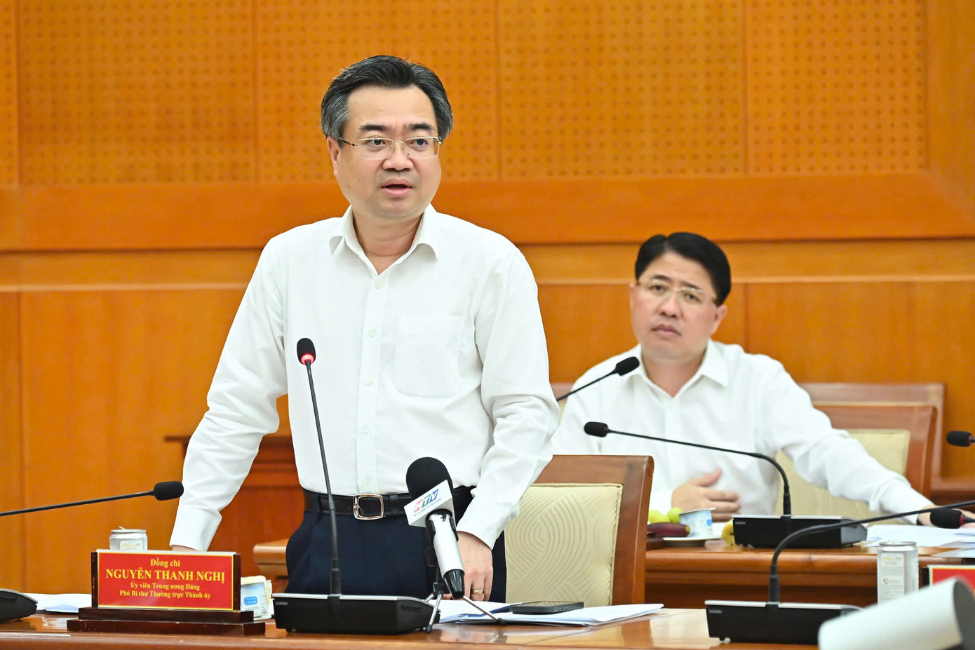 Phó Bí thư thường trực Thành uỷ TPHCM Nguyễn Thanh Nghị trao đổi tại buổi làm việc.