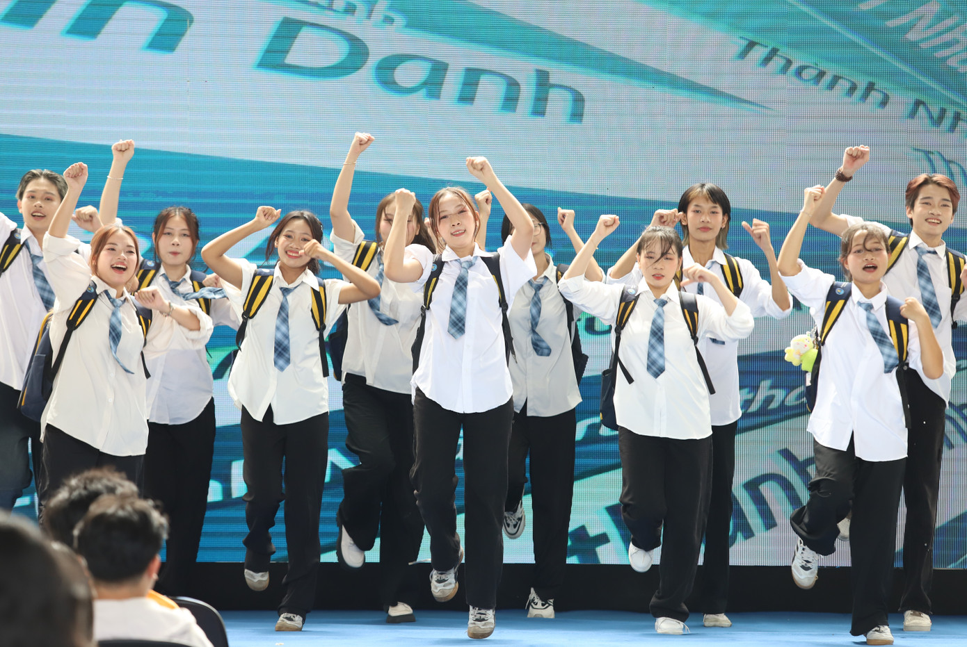 Sinh viên của trường cũng thể hiện năng khiếu nghệ thuật và sẵn sàng "cháy" hết mình cùng các ca sĩ, nghệ sĩ đồng hành chương trình. Ảnh: Ngô Tùng Sinh viên của trường cũng thể hiện năng khiếu nghệ thuật và sẵn sàng "cháy" hết mình cùng các ca sĩ, nghệ sĩ đồng hành chương trình. Ảnh: Ngô Tùng