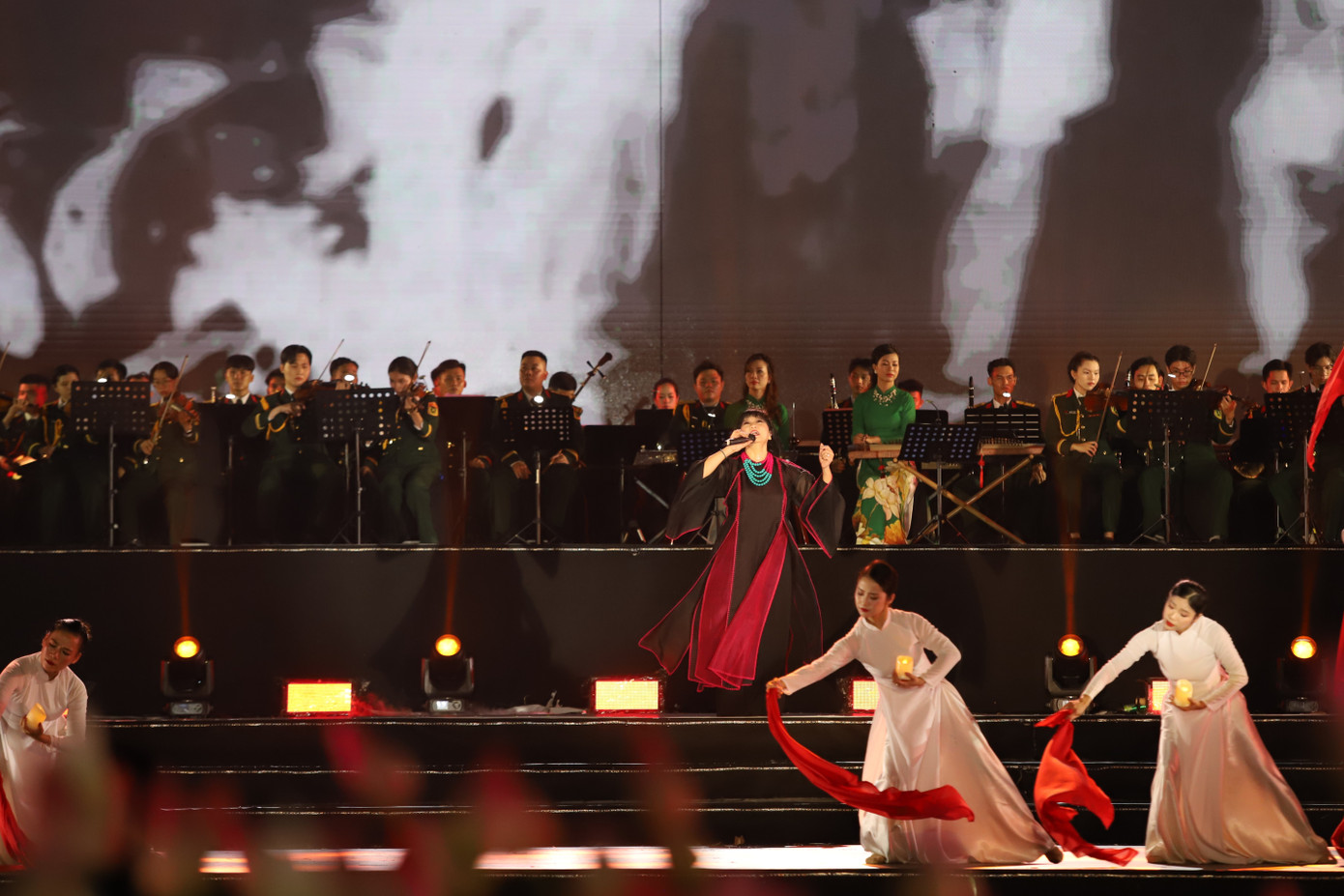 Chương trình có sự tham gia biểu diễn của các nghệ sĩ, ca sĩ nổi tiếng như NSND Thanh Thúy, NSND Tự Long, NSND Thùy Linh, NSƯT Vũ Thắng Lợi, NSƯT Phương Anh, ca sĩ Tùng Dương, Cẩm Vân, nhóm Anh trai vượt ngàn chông gai, cùng hơn 1.000 ca sĩ, nghệ sĩ đoàn văn công các quân khu, quân chủng, Biên phòng, Nhà hát Quân đội, Đại học Văn hóa nghệ thuật Quân đội, Đoàn Nghi lễ Quân đội, diễn viên quần chúng, các trường múa, đại học tại TPHCM.