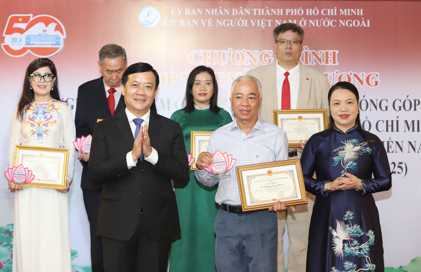 Phó trưởng Đoàn Đại biểu Quốc hội TPHCM Hà Phước Thắng cùng lãnh đạo Ủy ban về người Việt Nam ở nước ngoài TPHCM biểu dương những đóng góp tiêu biểu của các kiều bào. Phó trưởng Đoàn Đại biểu Quốc hội TPHCM Hà Phước Thắng cùng lãnh đạo Ủy ban về người Việt Nam ở nước ngoài TPHCM biểu dương những đóng góp tiêu biểu của các kiều bào.