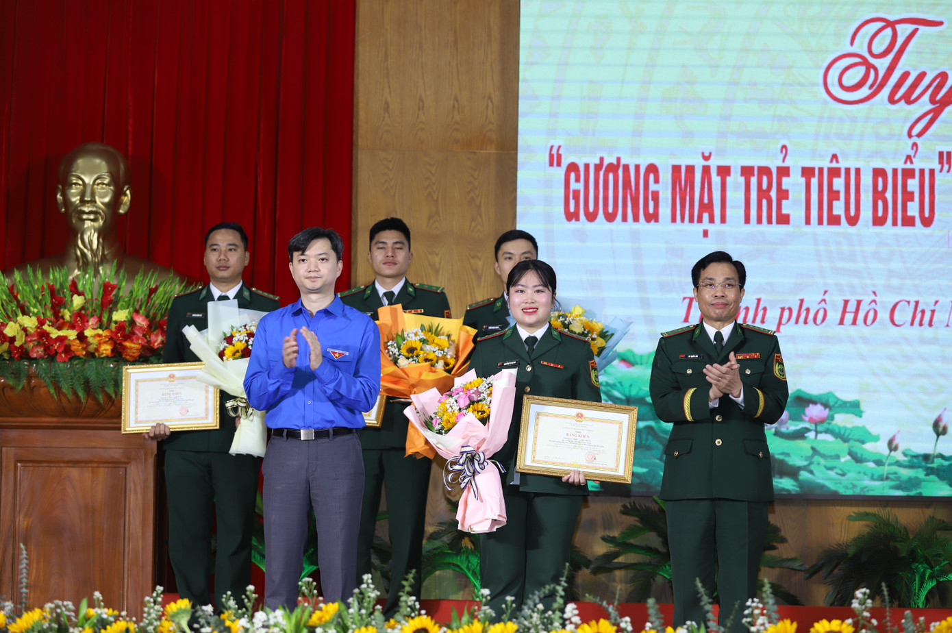 Trung úy Nguyễn Thị Trà My là một trong hai nữ quân nhân được tuyên dương dịp này. Trung úy Nguyễn Thị Trà My là một trong hai nữ quân nhân được tuyên dương dịp này.