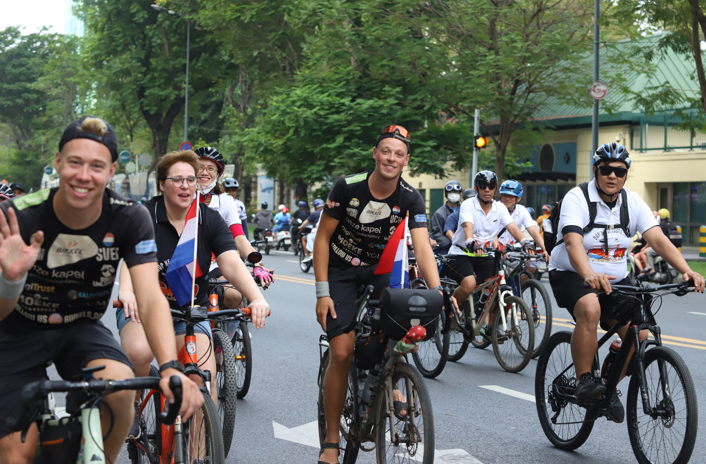 Đặc biệt, hoạt động này có sự góp mặt của hai công dân Hà Lan là Rick Keijzer (21 tuổi, giữa) và Sven Broekhuizen (25 tuổi, bìa trái). Hai chàng trai này đã trải qua hành trình đạp xe kéo dài 343 ngày qua 24 quốc gia, từ Hà Lan đến Việt Nam.