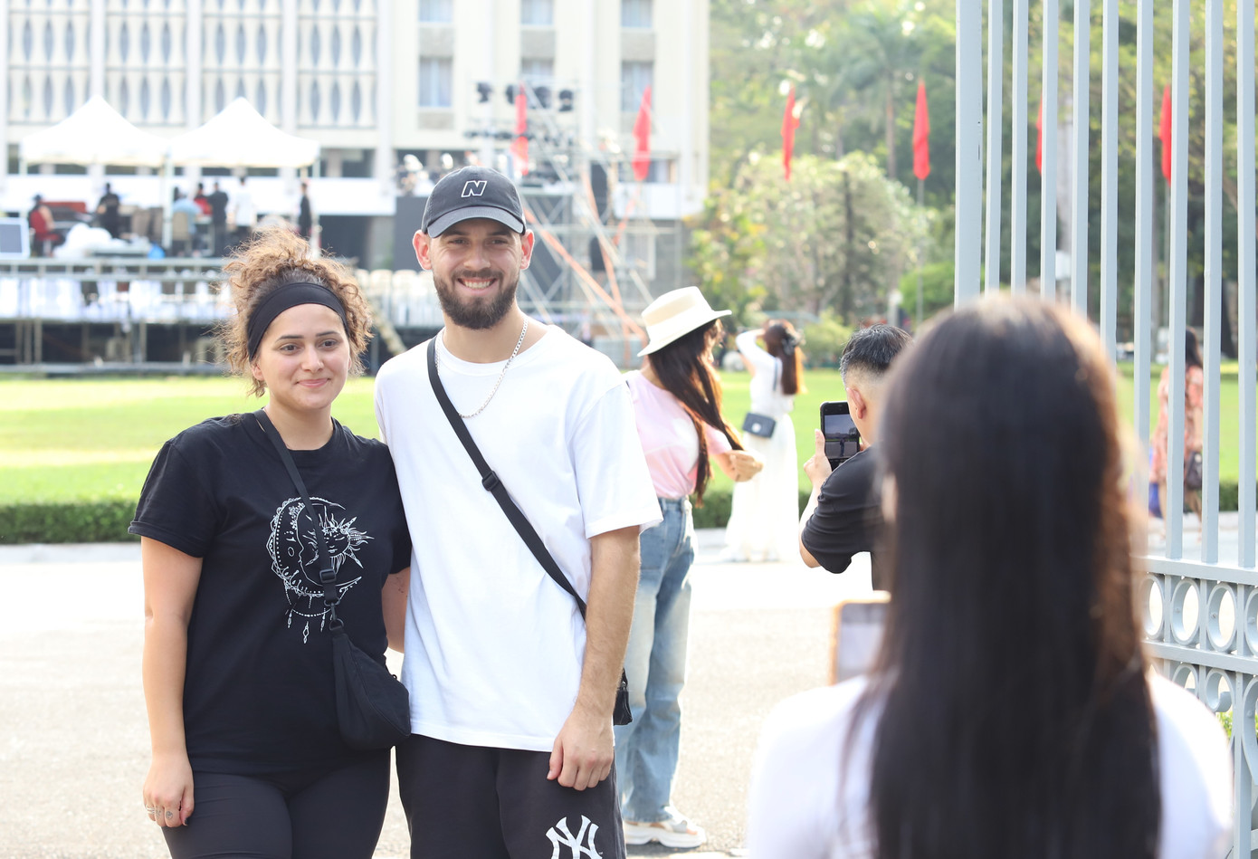 Du khách, bạn bè quốc tế cũng hòa trong không khí rộn ràng đón chào đại lễ 30/4 của dân tộc Việt Nam.