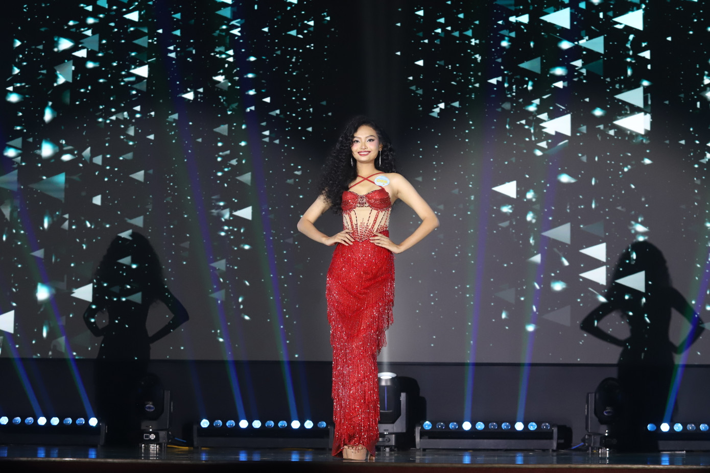 Các nữ sinh tranh tài trong phần thi Trang phục dạ hội.