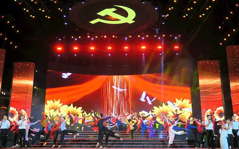 Các ca sĩ thể hiện ca khúc ngợi ca Đảng quang vinh tại chương trình. Ảnh: Thành ủy TPHCM