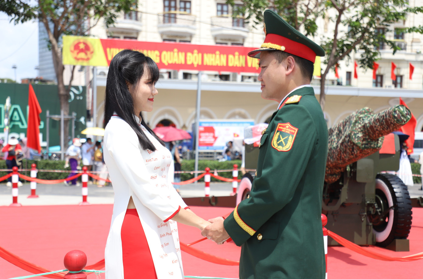 Sau khi đợi chồng chụp ảnh với bà con, chị Anh Thư và con gái mới tranh thủ lưu lại những bức ảnh gia đình bên trận địa pháo lễ.