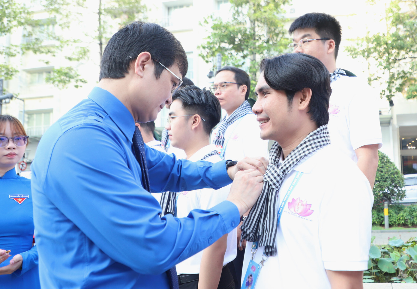 Anh Bùi Quang Huy - Bí thư thứ nhất Trung ương Đoàn trao huy hiệu Thanh niên tiên tiến làm theo lời Bác toàn quốc cho ThS. Võ Minh Thành. Ảnh: Ngô Tùng