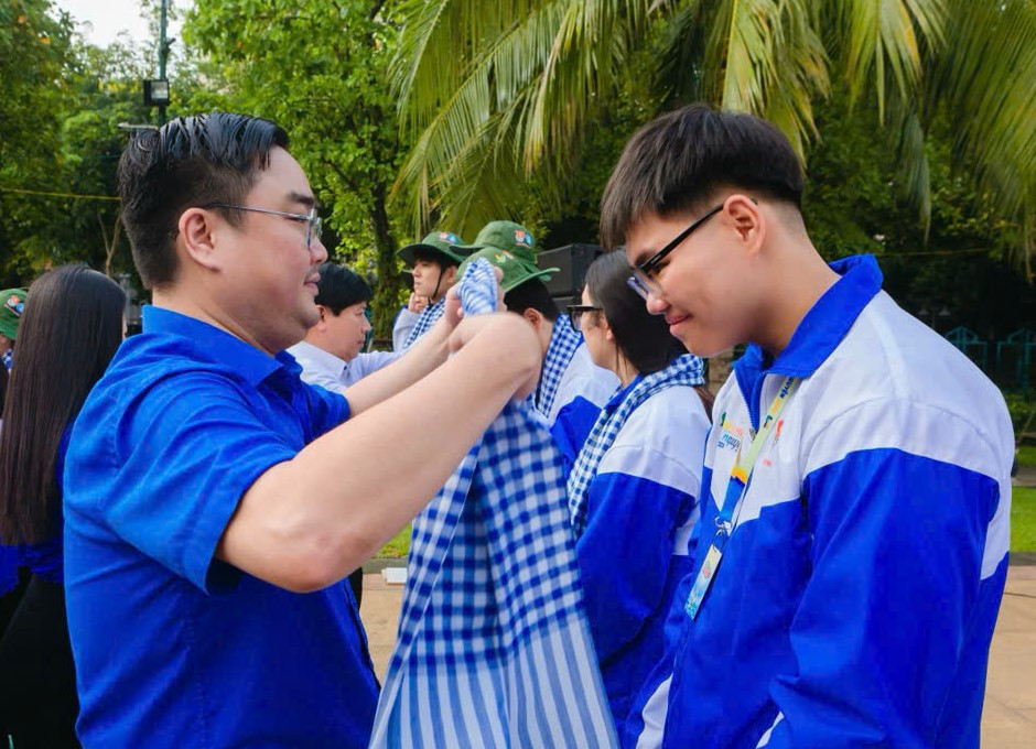 Đại diện Trung ương Đoàn, Thành Đoàn TPHCM trao quà động viên các bạn trẻ lên đường hoạt động. Ảnh: Thành Đoàn TPHCM