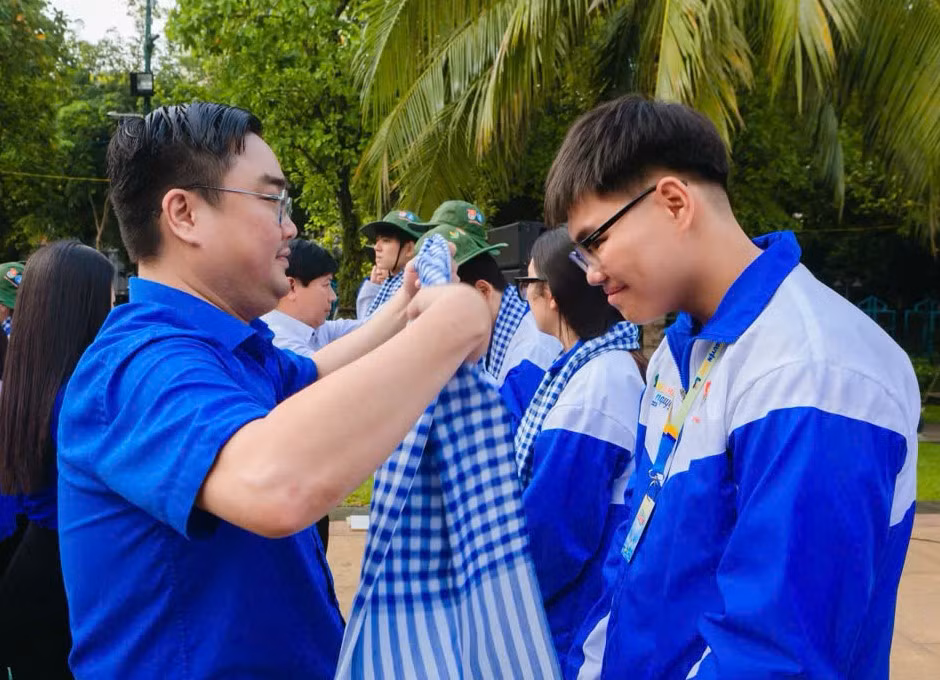 Đại diện Trung ương Đoàn, Thành Đoàn TPHCM trao quà động viên các bạn trẻ lên đường hoạt động. Ảnh: Thành Đoàn TPHCM