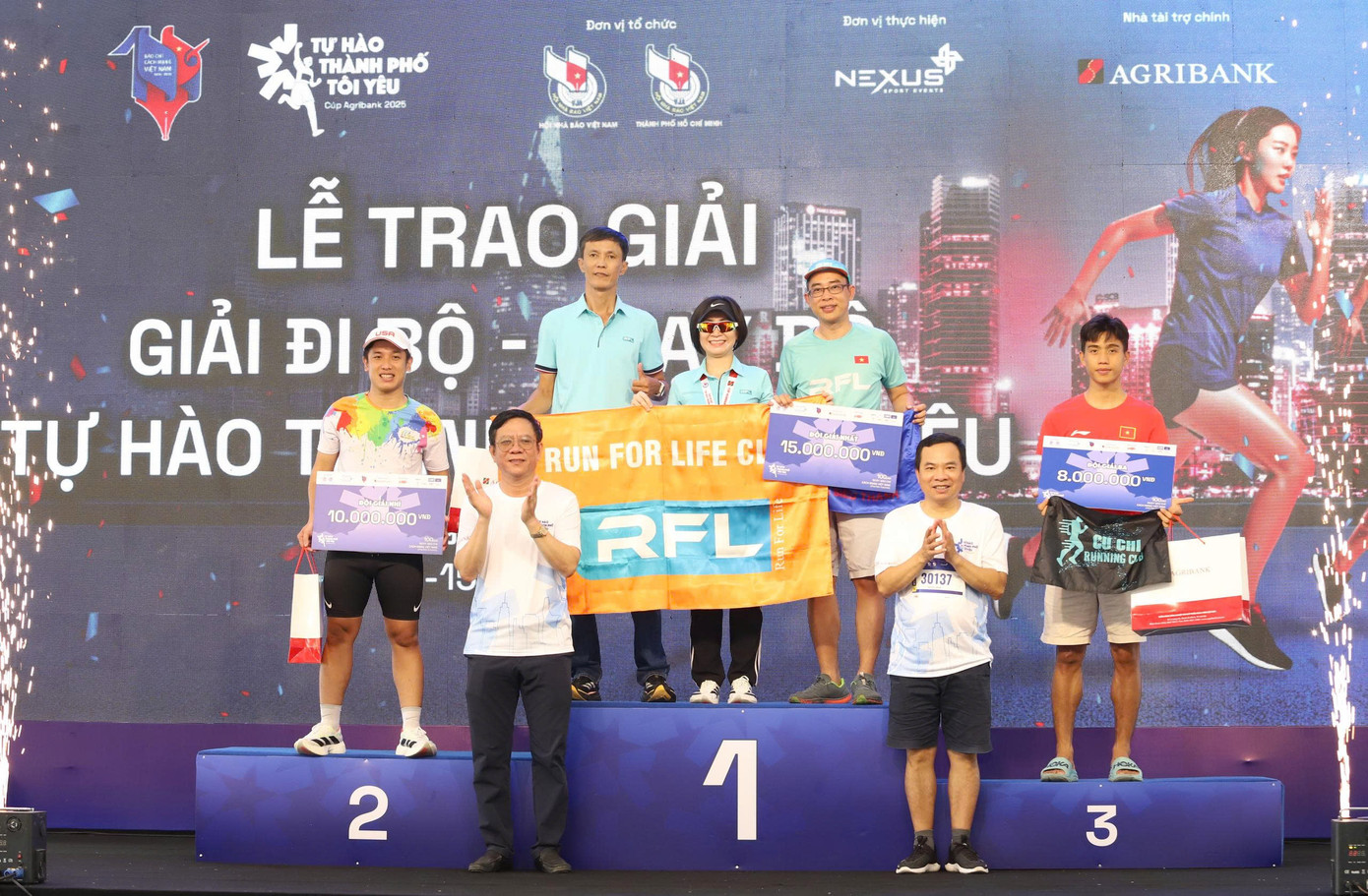 Đại diện lãnh đạo TPHCM cũng trao thưởng cho các CLB chạy tham gia tích cực trong giải lần này.