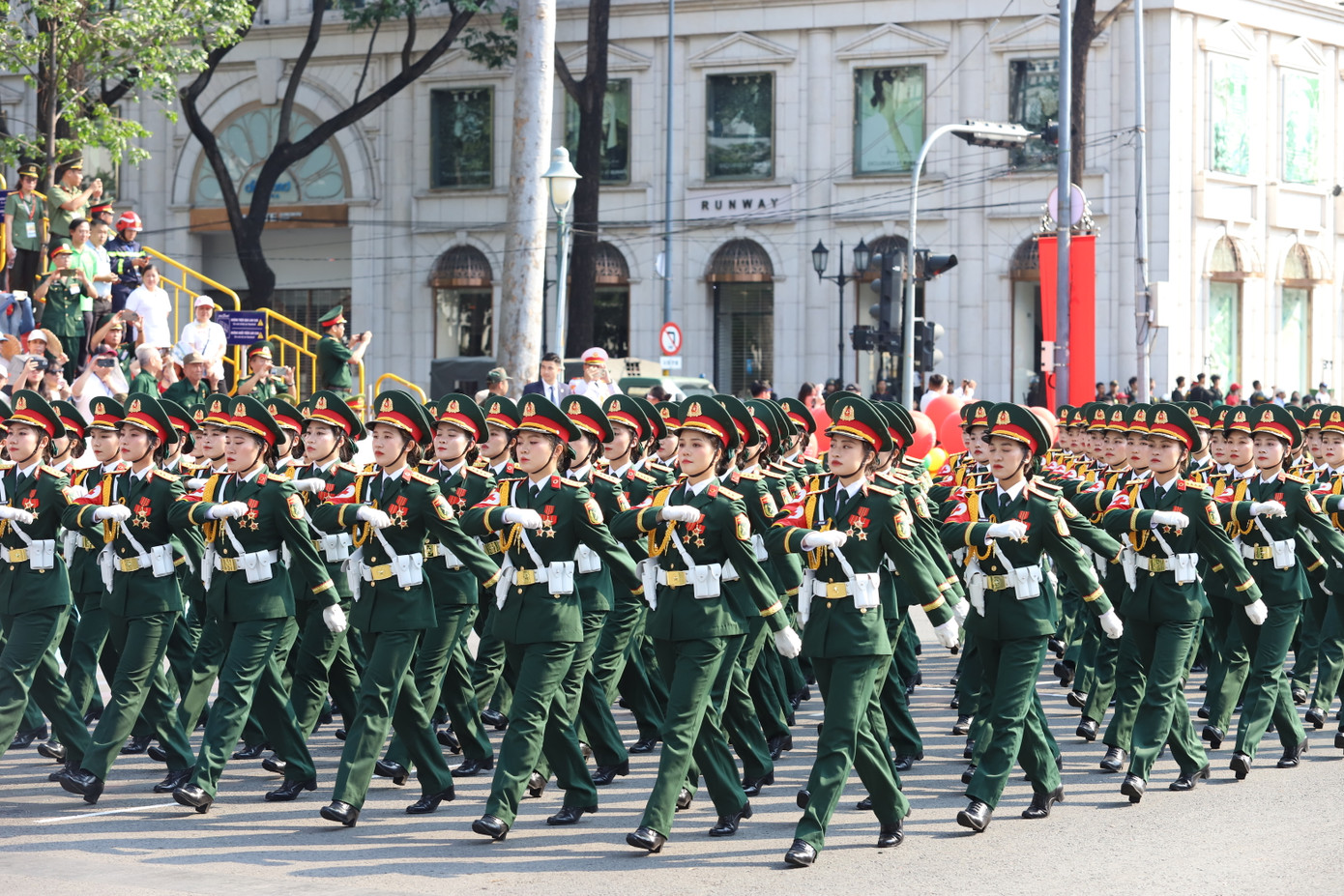 Khối nữ sĩ quan quân y.