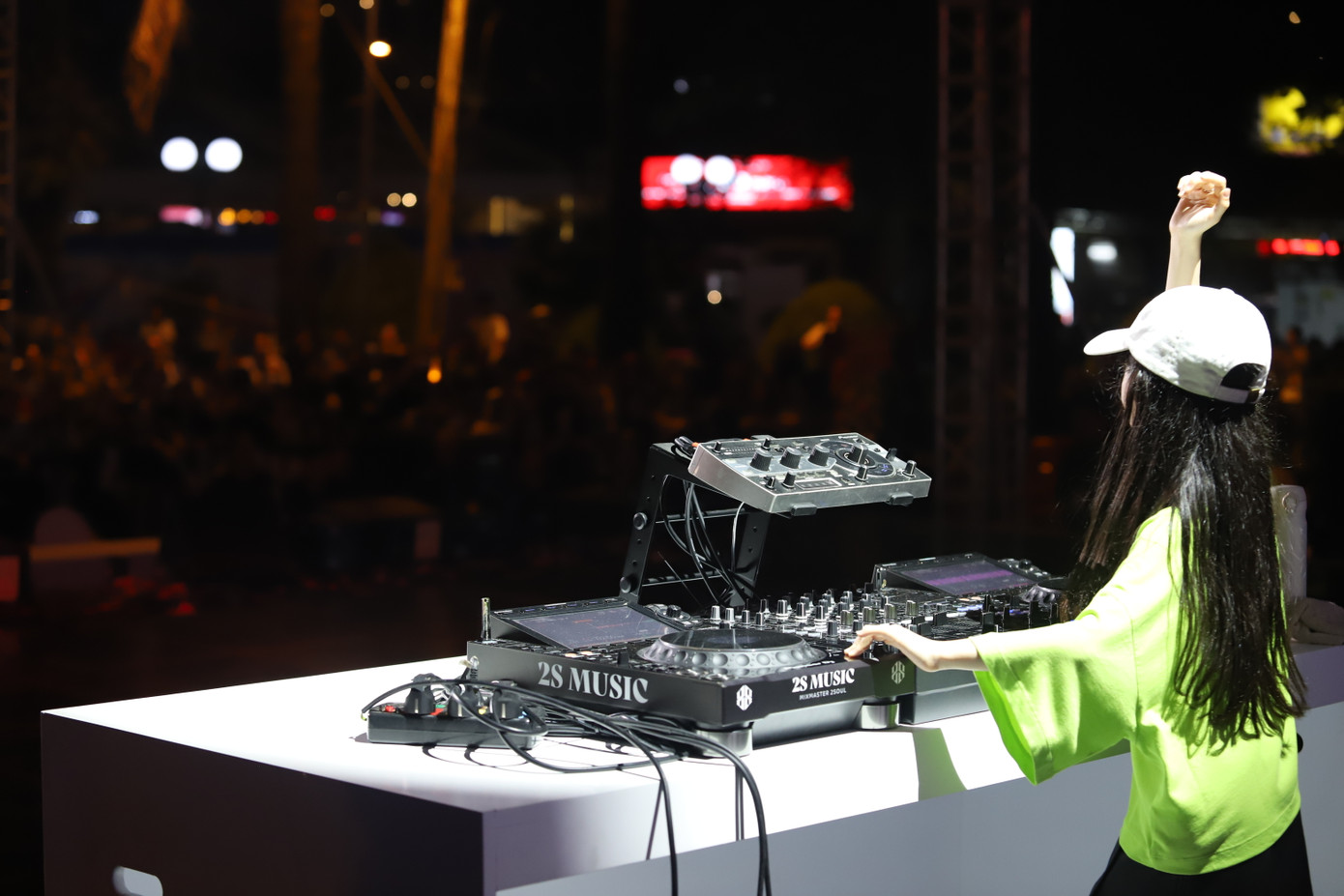 Rinoka mang đến những bản nhạc sôi động làm hàng nghìn khán giả bên dưới thích thú và lắc lư theo điệu nhạc sôi động.