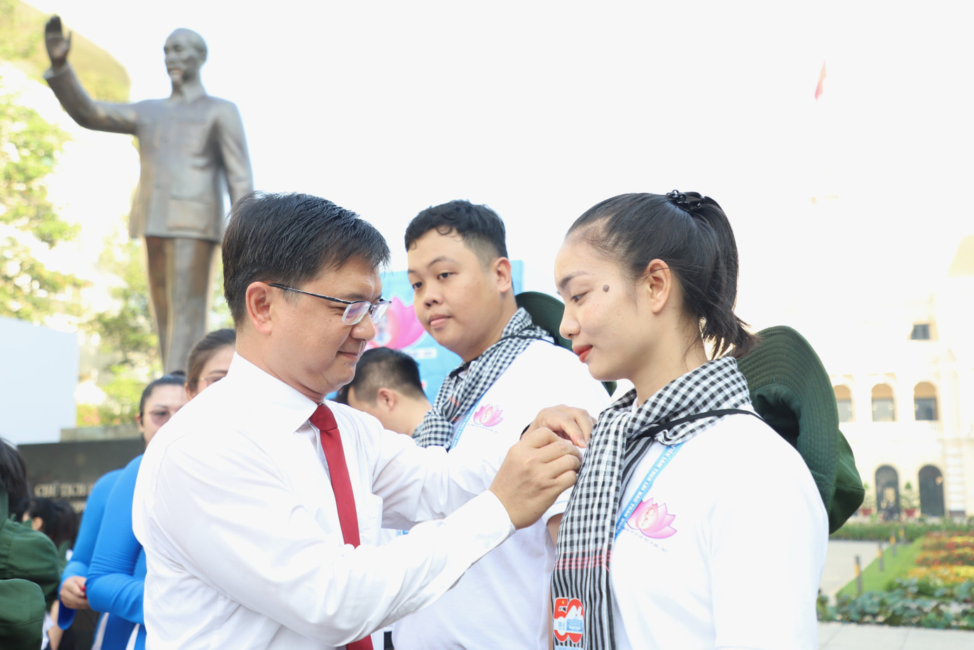 Trưởng ban Tuyên giáo và Dân vận Thành ủy TPHCM Nguyễn Mạnh Cường tặng Huy hiệu “Thanh niên tiên tiến làm theo lời Bác” cho các đại biểu.