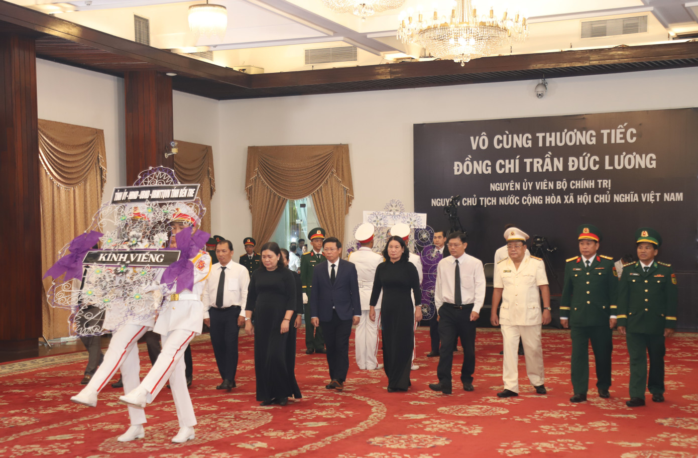 Đoàn Tỉnh ủy - HĐND - UBND - Ủy ban MTTQ Việt Nam tỉnh Bến Tre đến viếng nguyên Chủ tịch nước Trần Đức Lương.