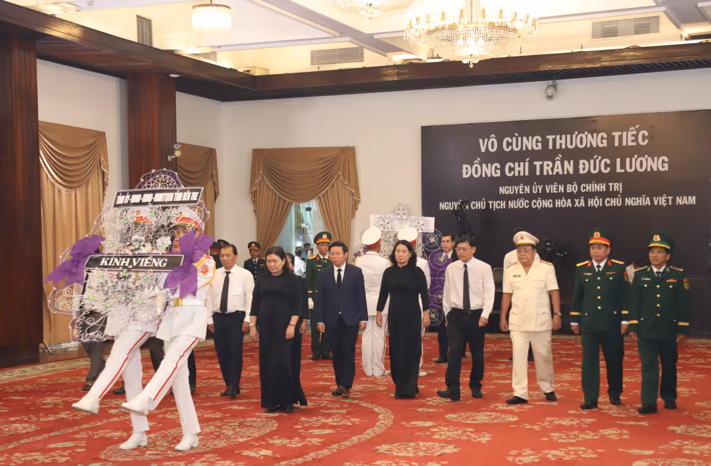 Đoàn Tỉnh ủy - HĐND - UBND - Ủy ban MTTQ Việt Nam tỉnh Bến Tre đến viếng nguyên Chủ tịch nước Trần Đức Lương.
