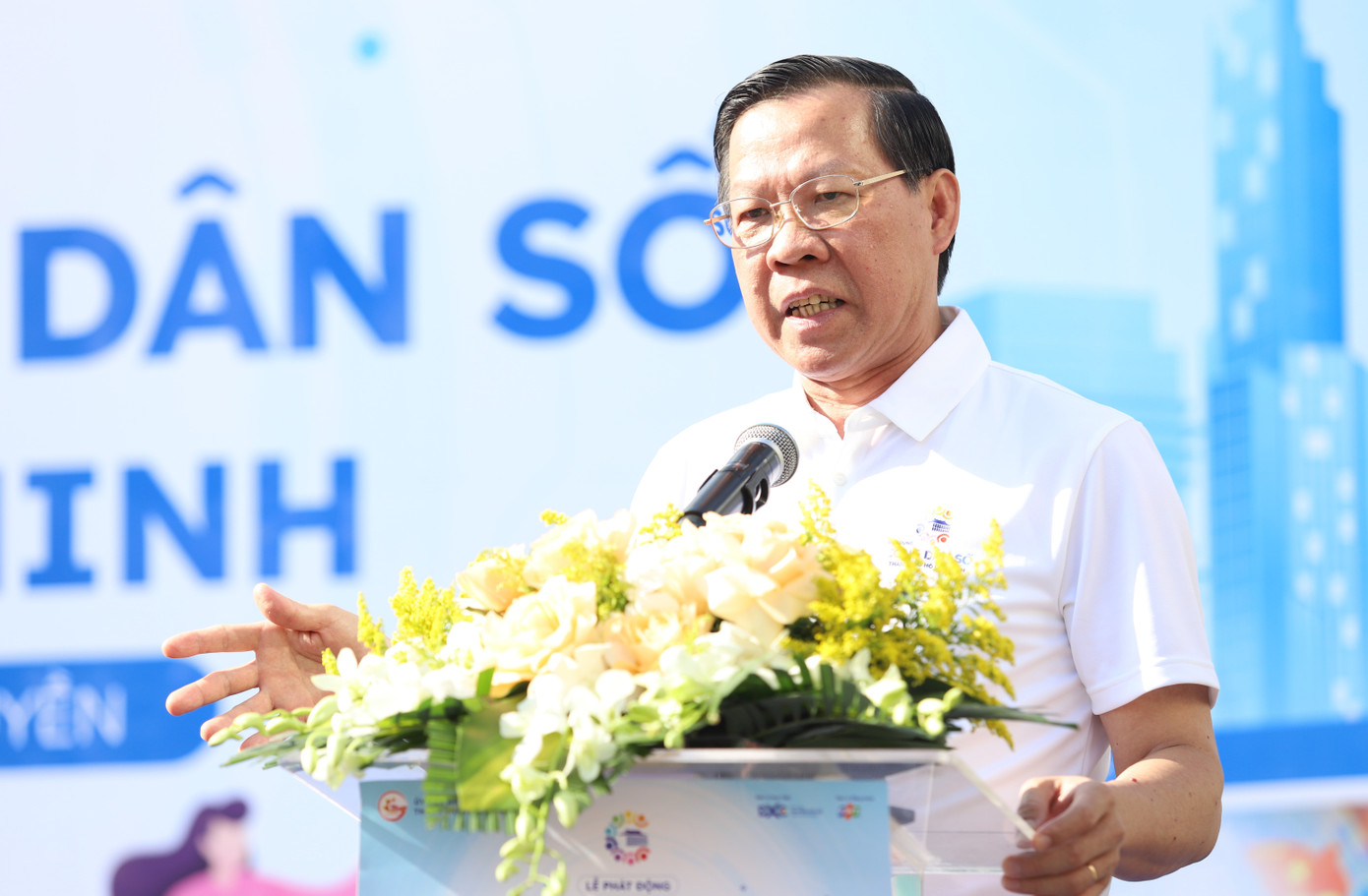 Chủ tịch UBND TPHCM Phan Văn Mãi kêu gọi và "treo thưởng" cho các đơn vị đạt thành tích dẫn đầu. Ảnh: Ngô Tùng