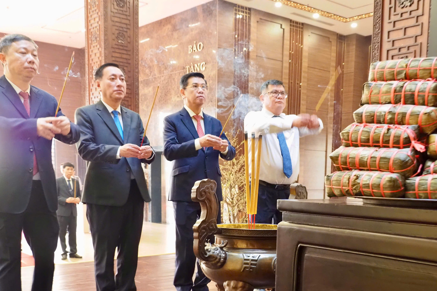 Dâng hương tưởng nhớ Chủ tịch Tôn Đức Thắng. Ảnh: Hoàng Hùng Dâng hương tưởng nhớ Chủ tịch Tôn Đức Thắng. Ảnh: Hoàng Hùng