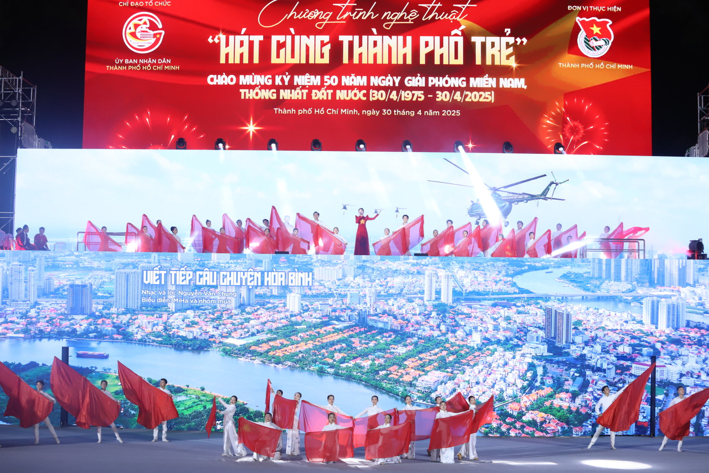 Những ngày tháng 4 bừng bừng khí thế tự hào, phấn khởi, các cơ quan Trung ương, bộ, ngành, TPHCM, các đoàn thể chính trị - xã hội cũng tổ chức nhiều chương trình nghệ thuật ấn tượng nhằm ôn lại truyền thống hào hùng, bi tráng trong cuộc trường chinh chống kẻ thù xâm lược của dân tộc; tri ân sâu sắc những cống hiến quên mình của các thế hệ cha ông đã ngã xuống vì nền hòa bình, độc lập, tự do của đất nước; thể hiện mạnh mẽ khát vọng hòa bình, độc lập và phát triển hùng cường trong giai đoạn mới.