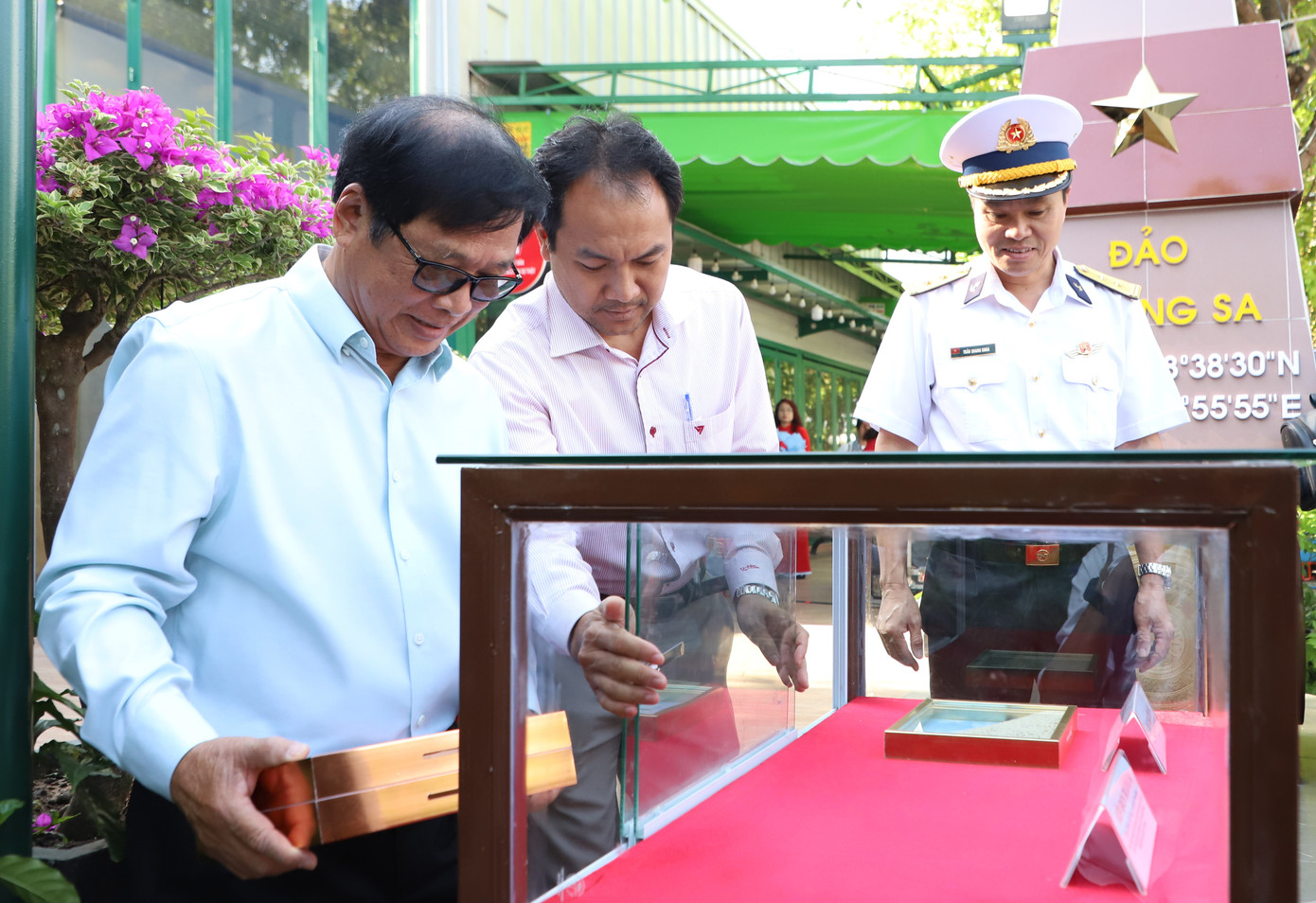 Dịp này, đại diện Lữ đoàn 125 Hải quân trao tặng khuôn cát trắng từ Trường Sa, viên gạch Trường Sa để Đường sách TP. Thủ Đức trưng bày và giới thiệu đến người dân.