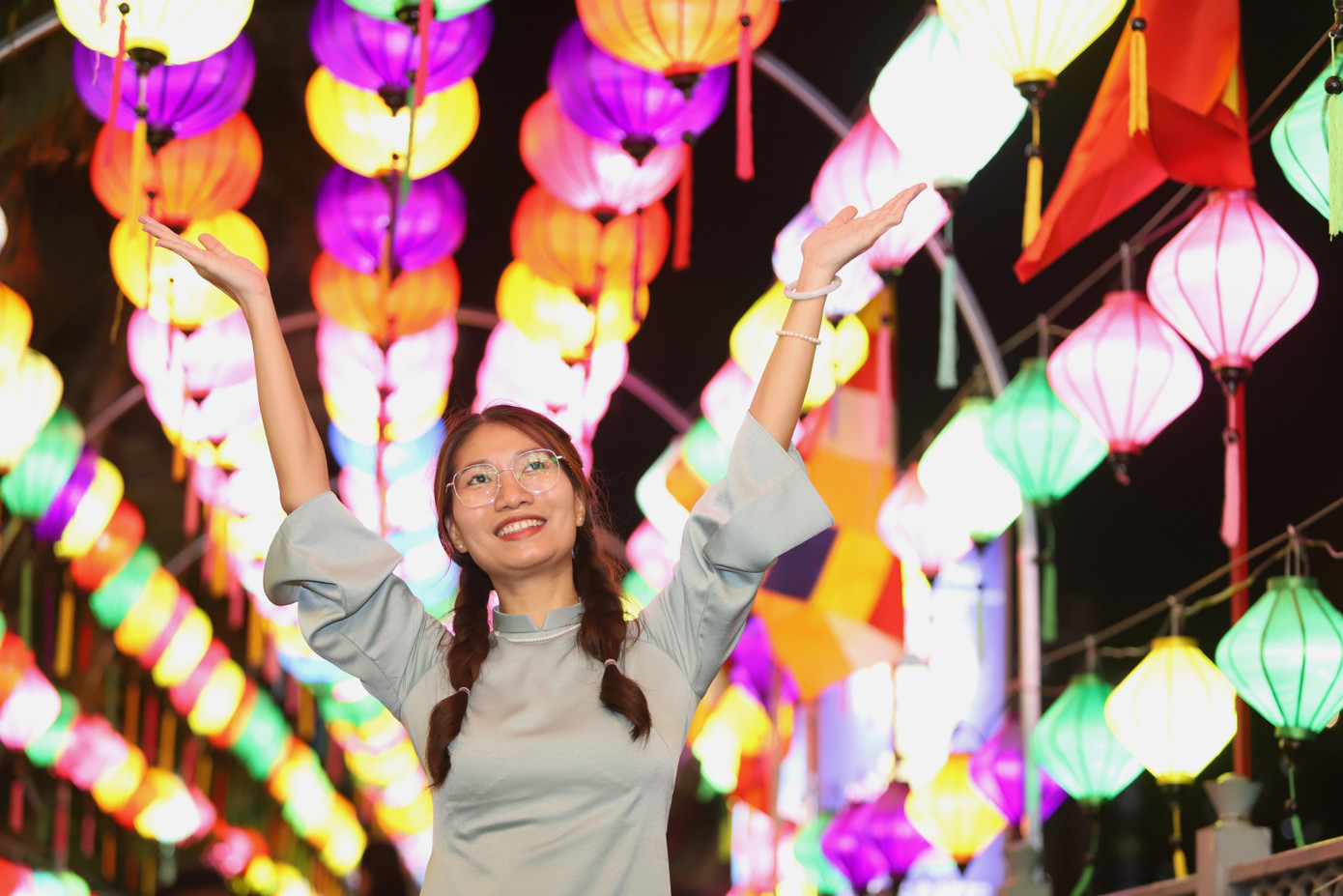 Hàng nghìn chiếc đèn lồng bừng sáng về đêm, tạo nên khung cảnh lung linh, đẹp mắt.