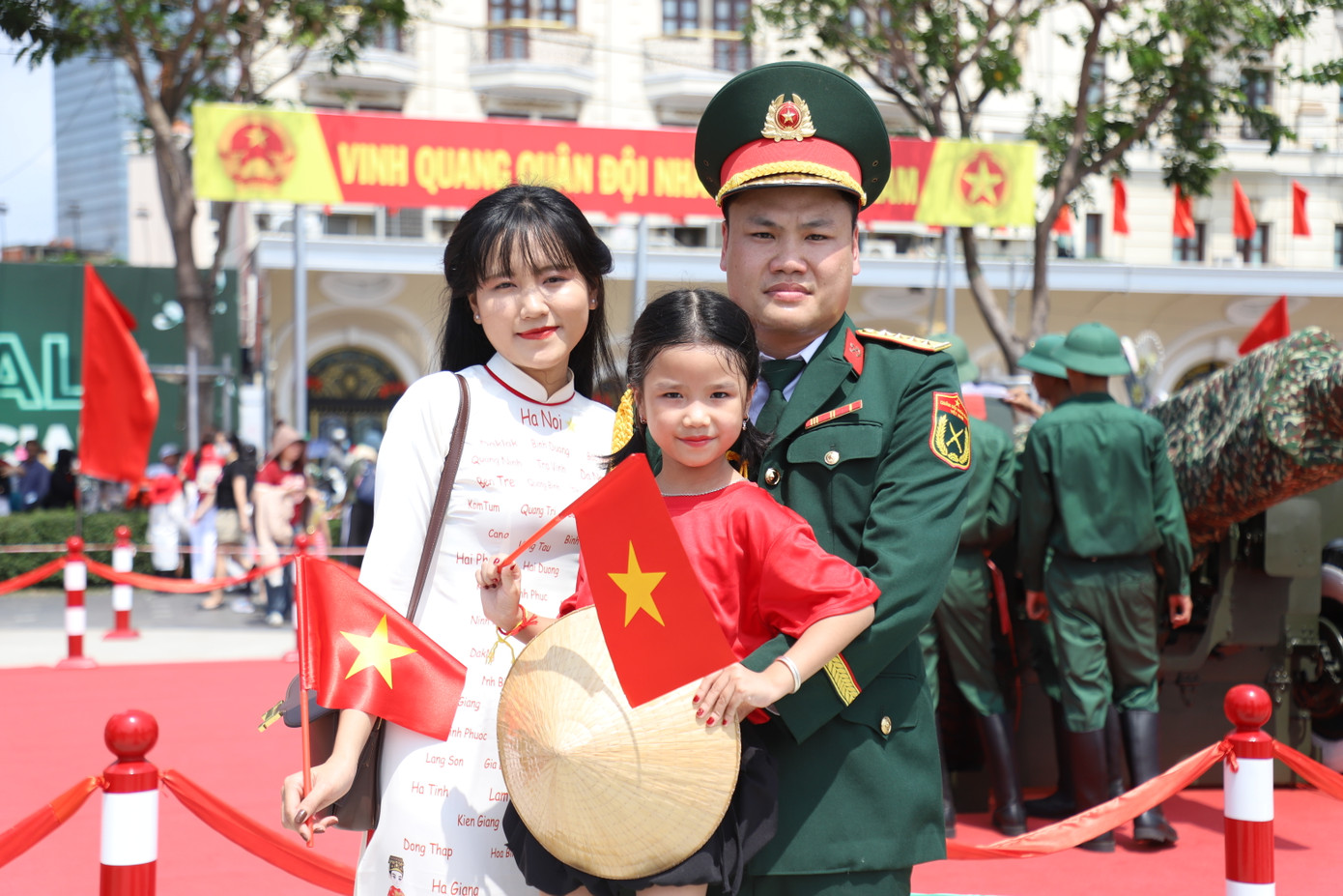 "Bà con đến chụp hình rất tự nhiên và cũng rất thích chụp chung. Mình cảm nhận được hình ảnh người quân nhân, bộ đội gần gũi với người dân. Mặc dù phải chờ cả tiếng để anh ấy chụp ảnh với mọi người rồi hai vợ chồng mới chụp hình với nhau nhưng mình vẫn rất vui và cũng đã chụp giúp một số người", chị Anh Thư chia sẻ.