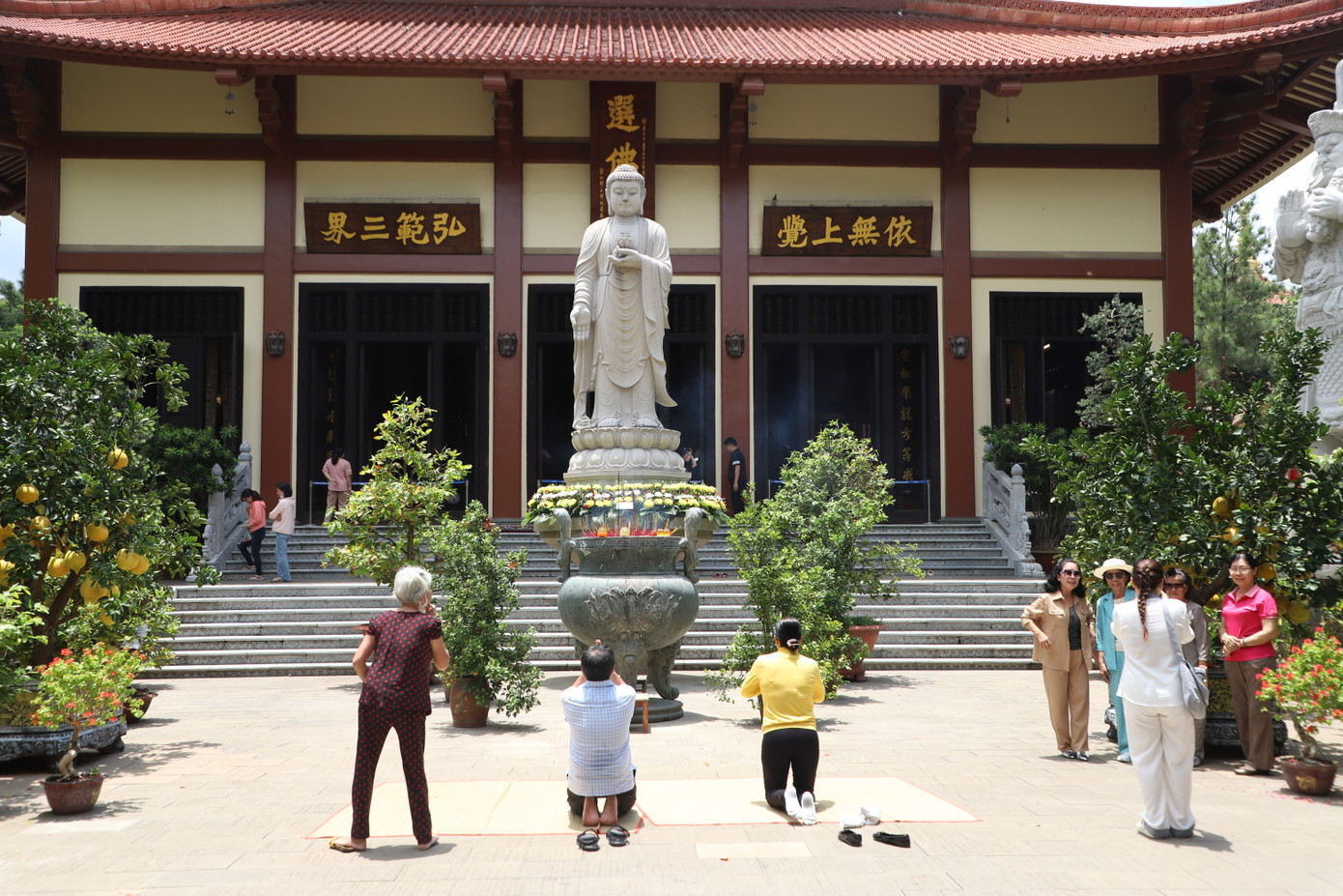 Người dân, phật tử thành kính lễ bái Đức Phật.