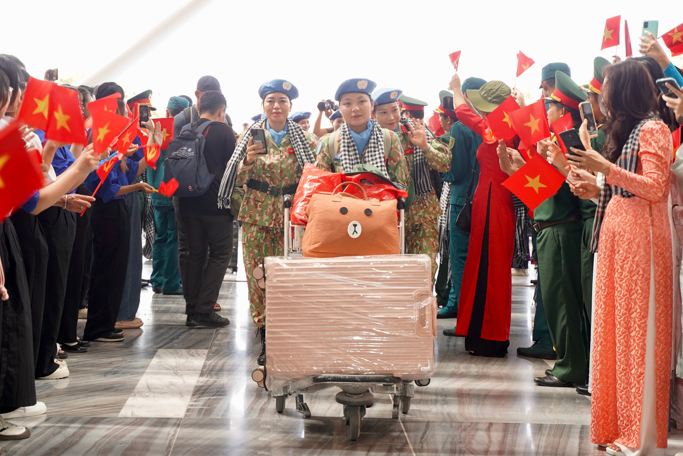 Các nữ quân nhân thuộc lực lượng Gìn giữ hòa bình đến sân bay Tân Sơn Nhất để chuẩn bị trở về đơn vị. Ảnh: QK7