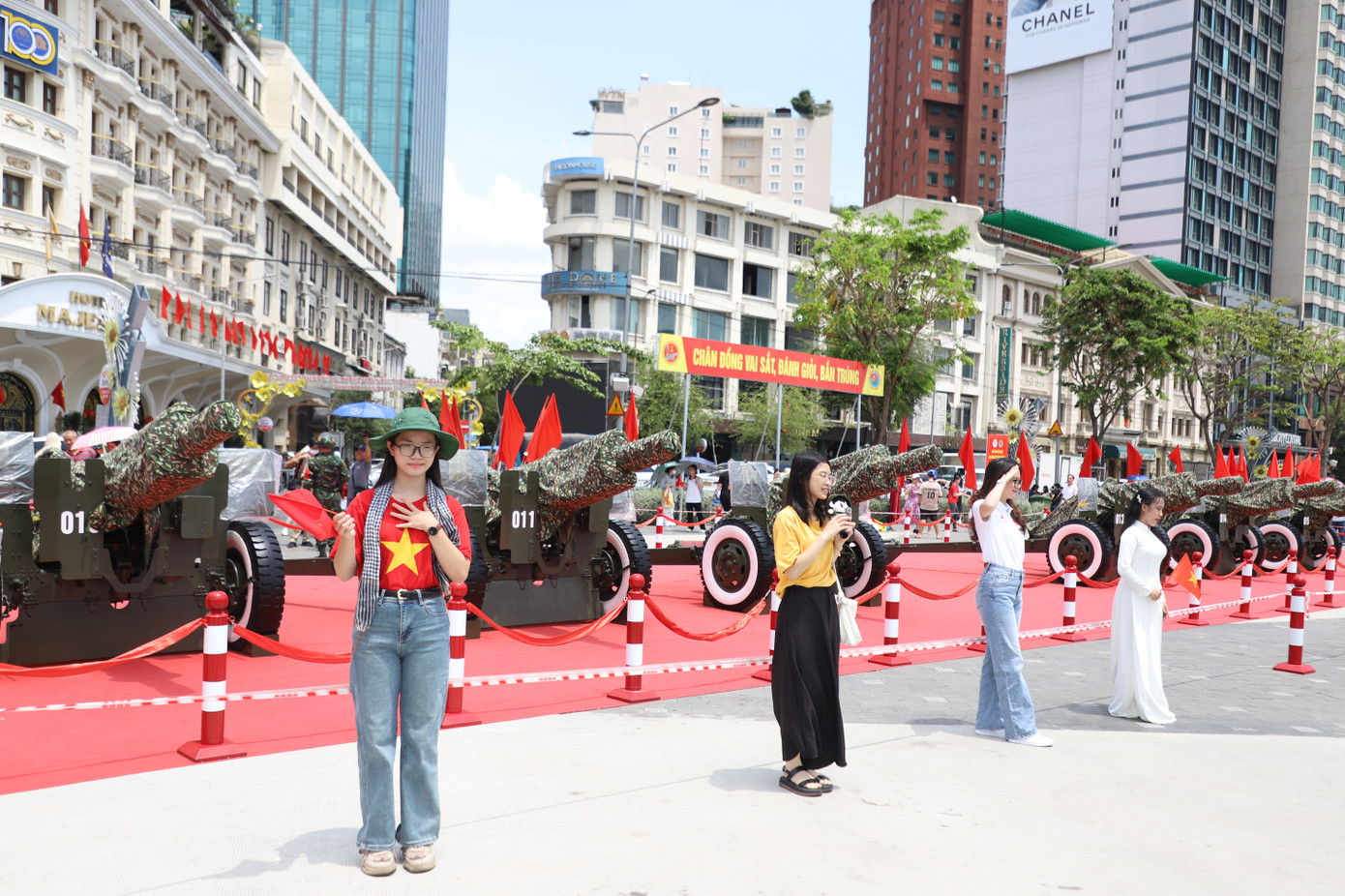 Ngày 19/4, người dân khắp nơi nô nức đổ về Công viên Bến Bạch Đằng (quận 1, TPHCM) để trực tiếp chứng kiến trận địa pháo lễ chào mừng kỷ niệm 50 năm Ngày Giải phóng miền Nam, thống nhất đất nước (30/4/1975 - 30/4/2025). Ảnh: Ngô Tùng