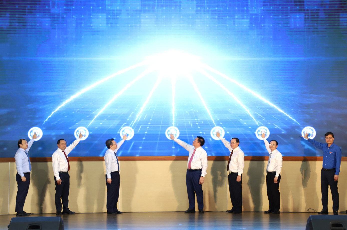 Đại diện lãnh đạo Đảng, Nhà nước, các bộ, ngành Trung ương và TPHCM thực hiện nghi thức phát động cuộc thi. Ảnh: Ngô Tùng