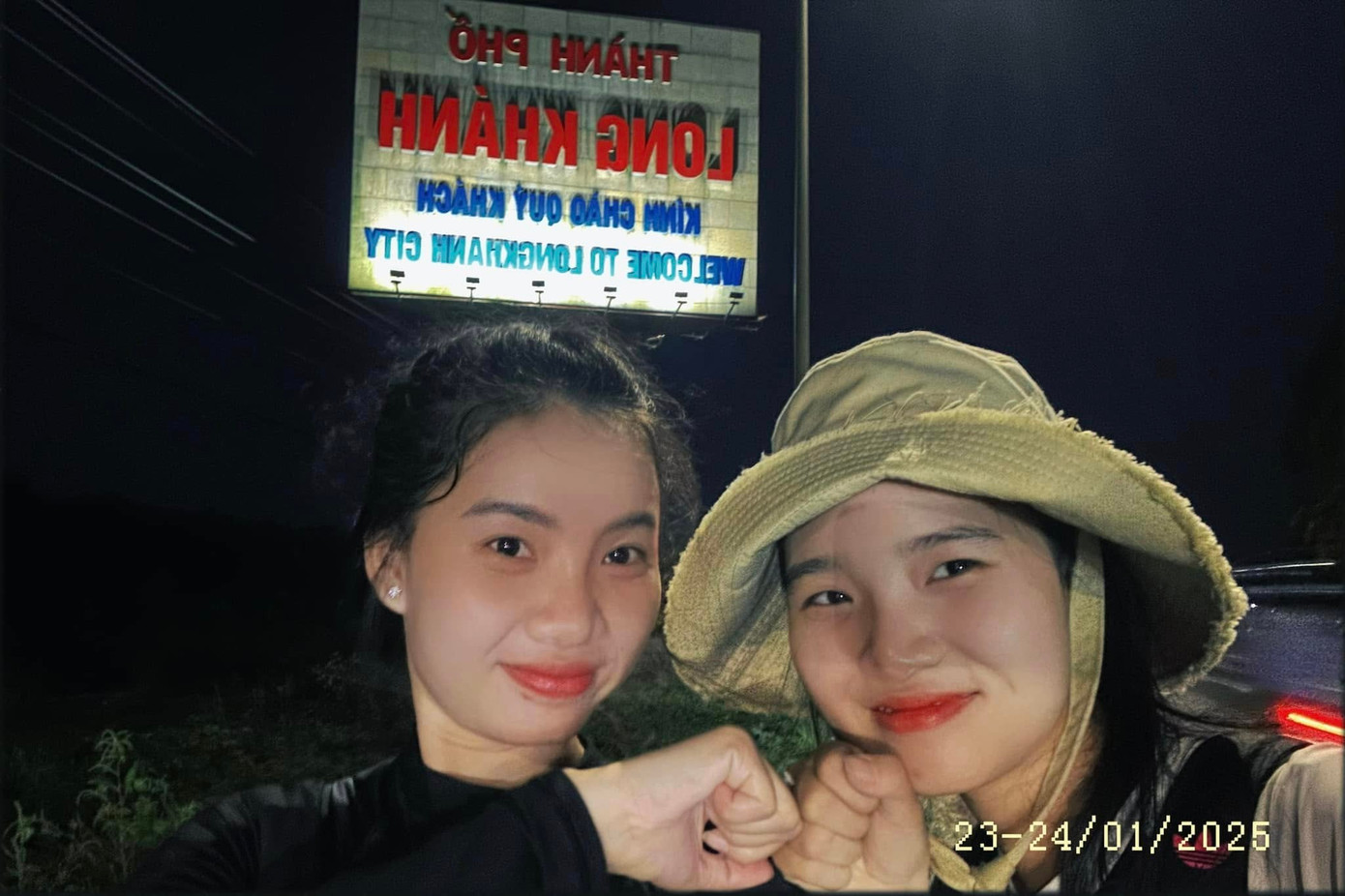 Hai chị em lúc sắp về đến nhà ở TP. Long Khánh.