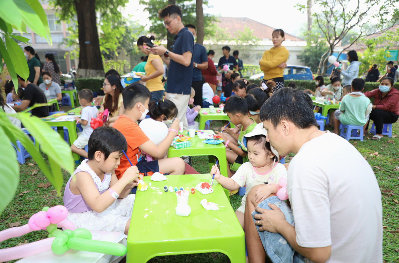 Đến với buổi hoạt động, các em nhỏ và phụ huynh tham gia các sân chơi như tô tượng, ném vòng, ném bóng và gian hàng ẩm thực.