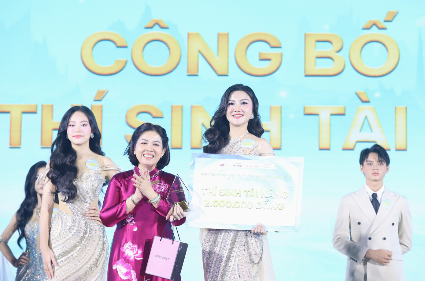 Ban tổ chức trao thưởng các giải phụ cuộc thi.